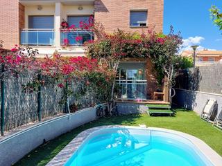 Casa adossada a Bonavista. Casa adosada  esquinera en venta en el vendrell