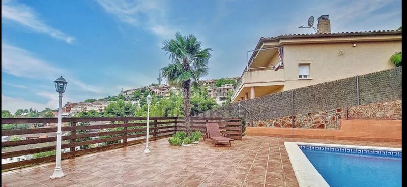 Foto 830d6a96-3b8d-429a-b5b5-7962d38a13c5. Casa aparellada amb calefacció aparcament piscina a Segur de Calafell