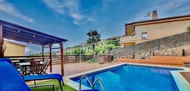 Foto cbf0952c-aab6-4cec-85a3-438e3bef4c78. Casa aparellada amb calefacció aparcament piscina a Segur de Calafell