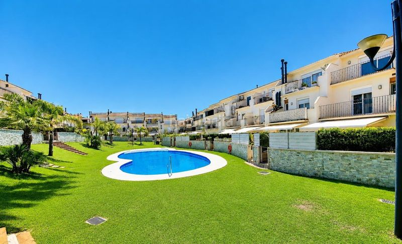 Foto 4ae71058-2512-44e8-9d94-2b5a1fc953ed. Casa adossada amb calefacció aparcament piscina a Sitges