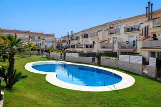 Reihenhaus  Avenida av. cam� dels capellans. Casa adosada en av. cam� dels capellans de sitges