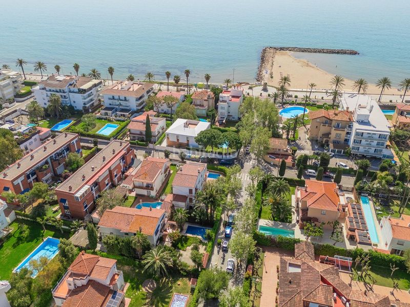 Foto 4886a2a9-56d4-43bc-8995-2143717efb54. Casa amb calefacció aparcament piscina a Can Girona - Terramar - Vinyet Sitges