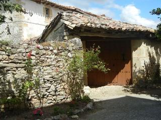 Casa a Villarcayo de Merindad de Castilla la Vieja. Casa a reformar con patio en mozares