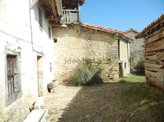 Casa a Villarcayo de Merindad de Castilla la Vieja. Casa a reformar con patio en mozares