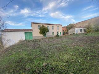 Casa a Valle de Tobalina. Casa de pueblo con terreno