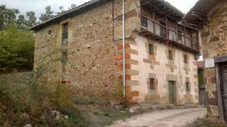 Maison à Valle de Manzanedo. Casa de tres plantas más desván en el valle manzanedo