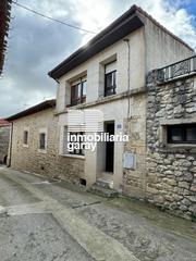 Casa a Merindad de Valdivielso. Casa a la venta con pequeño patio y un terrenoa 100 metros en la