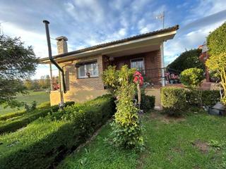 Chalet à Merindad de Montija. Chalet individual con terreno cerca de medina de pomar