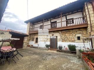 Casa a Valle de Valdebezana. Cas en el valle valdebezana para entrar a vivir con patio y porc