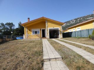 Chalet en Merindad de Montija. Chalet unifamiliar en alquiler julio y agosto