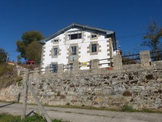 Casa a Valle de Valdebezana. Casa de pueblo con terreno