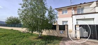 Miete Chalet in Villarcayo de Merindad de Castilla la Vieja. Se alquila  pareado para los meses de julio y agosto