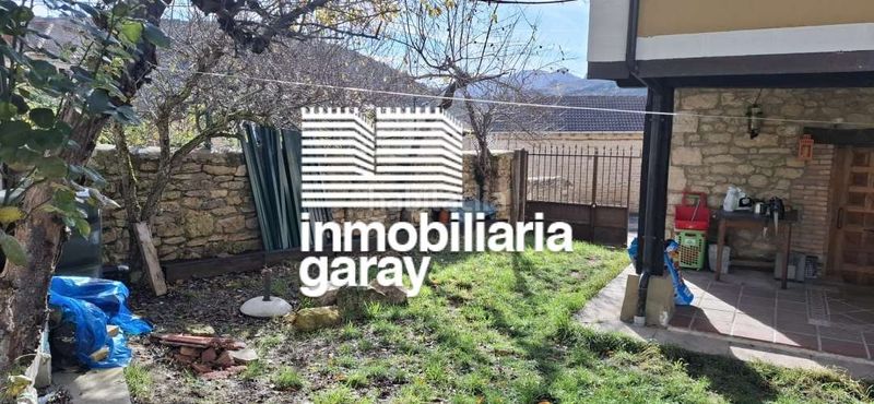 Foto 4c563da6-7cab-4470-bb76-cc70425c5436. Casa dos casas a la venta con jardín interior en el en Valle de Valdebezana