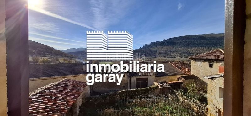 Foto b783837d-da75-40d0-9360-9f6beacb87bd. Casa dos casas a la venta con jardín interior en el en Valle de Valdebezana
