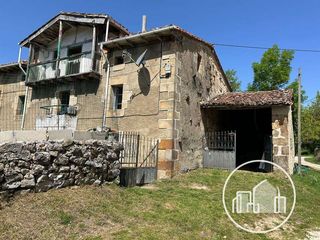 Casa a Valle de Valdebezana. Casa con jardin en castrillo de bezana