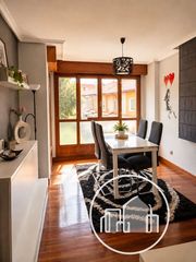 Piso en Villarcayo de Merindad de Castilla la Vieja. Piso en venta en urbanización privada con piscina y pista de pád