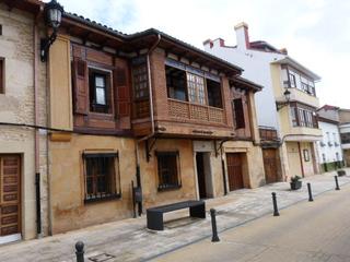 Casa a Villarcayo de Merindad de Castilla la Vieja. Casa con terreno en el centro de villarcayo