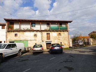Casa a Junta de Traslaloma. Casa con terrreno muy cerca de medina