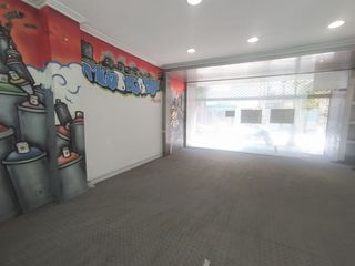 Rent Business premise in Rúa de pi y margall 68. Local con amplio escaparate.