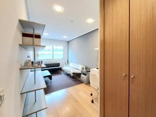 Pis  Calle de diego de siloe. Exclusiva y céntrica vivienda con jardín