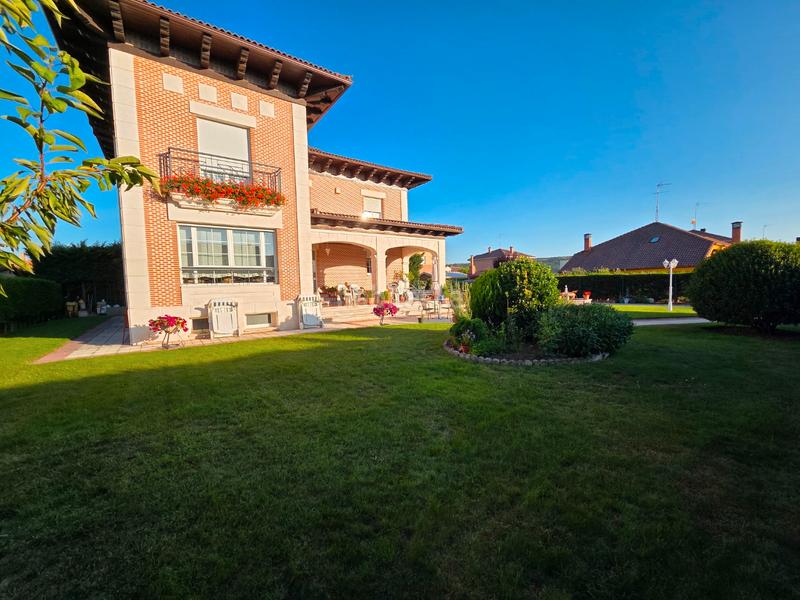 Foto 5effefdc-1489-4d8a-a180-610469970ce0. Chalet en plaza san francisco 3 chalet individual en tomillares en Castrillo del Val