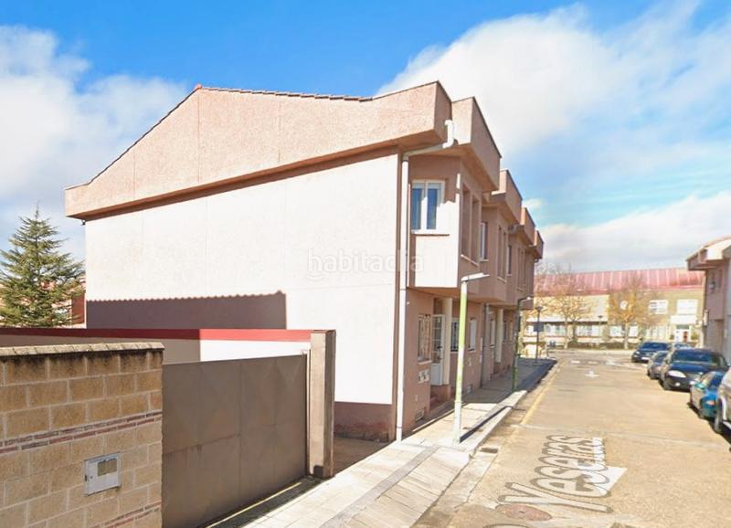 Foto dac6e69d-9c8e-4bf6-9ee5-32ae1f4863a9. Aparcament cotxe a Maello