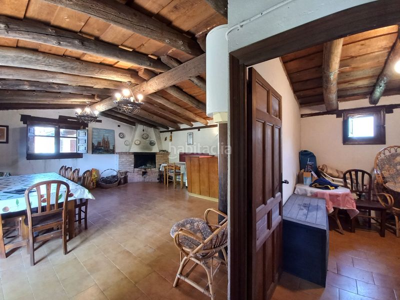 Foto 0c4b9a61-25c9-43d6-b92a-093fa84b480a. Masia amb xemeneia a Cayuela