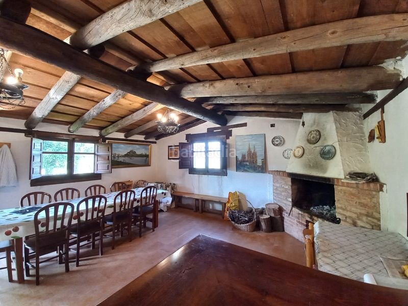 Foto 0f4880fc-0c47-44b5-844c-911068f2bb1b. Masia amb xemeneia a Cayuela