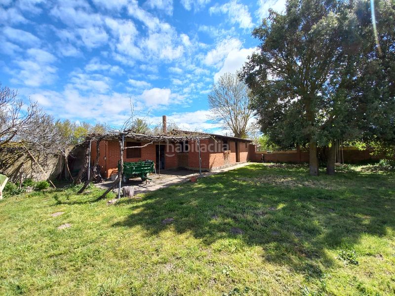 Foto 12bf9700-93f5-4c63-98bf-caba953dd77c. Masia amb xemeneia a Cayuela