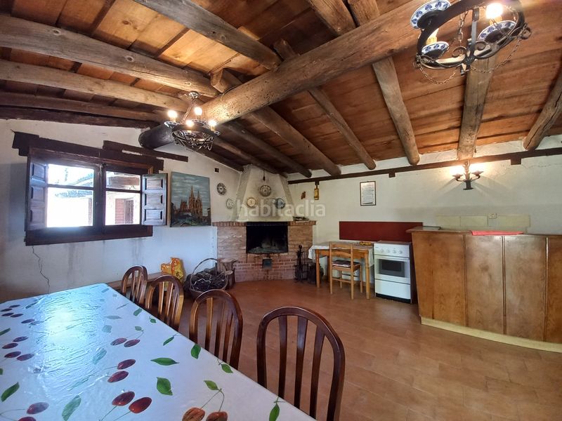 Foto 1527fccf-efda-47ab-86a4-b42121069a33. Masia amb xemeneia a Cayuela