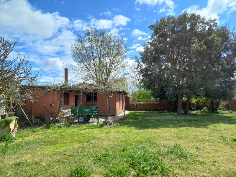 Foto fe65fd8f-a73e-457e-b948-5ec7a27c8909. Masia amb xemeneia a Cayuela