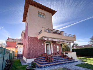 Chalet  Calle el portón de los guindales. Gran chalet independiente en barrio del pilar