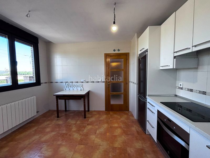 Foto ba249d0b-84d4-467b-8948-5787960ec6cb. Casa adossada amb calefacció aparcament a Barriada de Yagüe Burgos