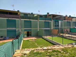 Casa adossada a Valdorros. Vivienda unifamiliar con amplio jardín de reciente construcción