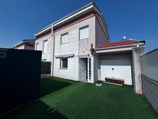 Doppelhaus in Quintanilla Vivar. Pareado en esquina