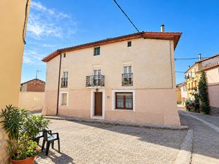 Maison jumelée à Oña. Casa con garaje, patio, terreno y almacén