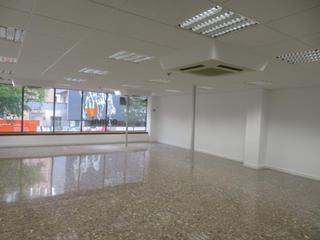 Rent Office space in Carrer travessera de gracia 58. Amplio y luminoso despacho en alquiler en una finca de gran impo
