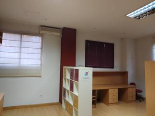 Rent Office space in Calle calle de santiago de compostela 60. Magnífica oficina