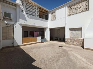 Casa a Roda (La). Dos viviendas en una, perfectas para inversores o familias numer