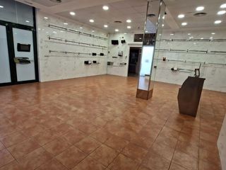 Business premise in San Pedro. Amplio local comercial en albacete  zona carrefour