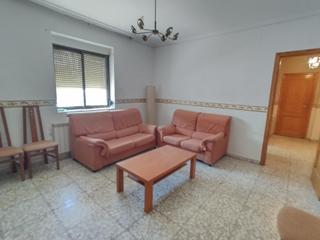 Pis a Roda (La). Oportunidad ! planta baja de 4 dormitorios con patio y buhardill