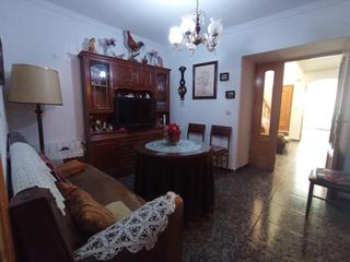 Casa a Roda (La). Casa con patio y terraza en zona tranquila, a un paso del centro
