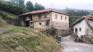 Semi detached house in Luena. Se vende estupenda casa pareada de piedra y estructura de madera