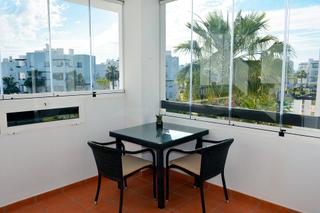 Pis a Terrazas de la Torre Golf. Piso soleado con terraza muebles y equipamiento incluido
