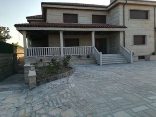 Chalet in San Cibrao das Viñas. Exclusiva vivienda con piscina, pista de tenis y amplia parcela