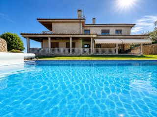 Chalet à San Cibrao das Viñas. Exclusiva vivienda con piscina, pista de tenis y amplia parcela