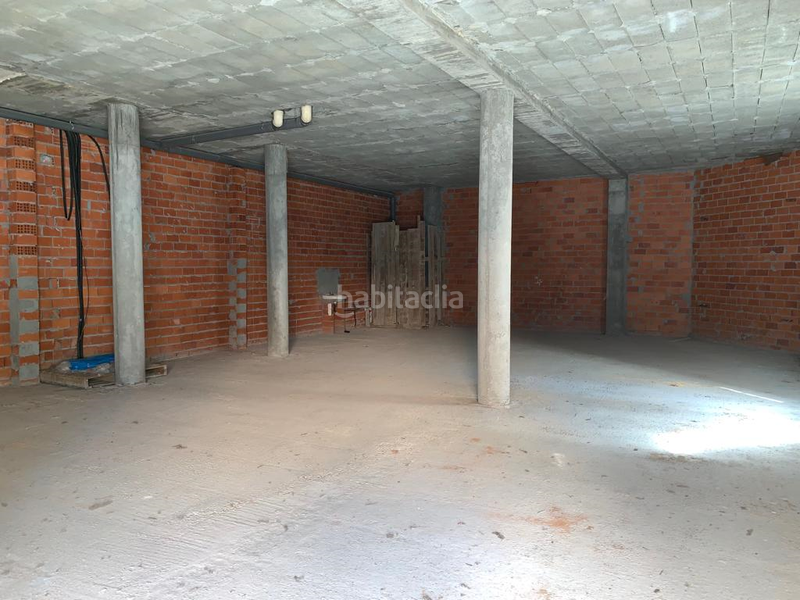 Foto 7fca63ff-e88e-42b9-a36d-0a62caa7aff3. Location local commercial dans Ares