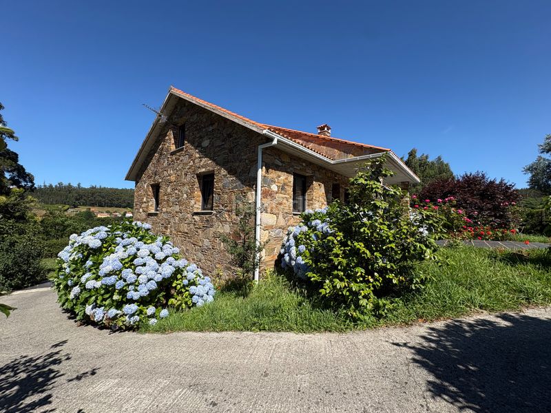 Foto 4bd2feb0-f692-49dd-88a7-67e7539eb3a4. Casa amb xemeneia calefacció a Cedeira