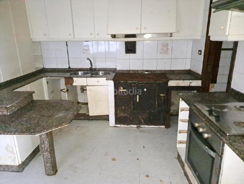 Foto a1f9f228-fb2e-4ee3-9f53-0f61339a88bb. Casa adossada a Marín