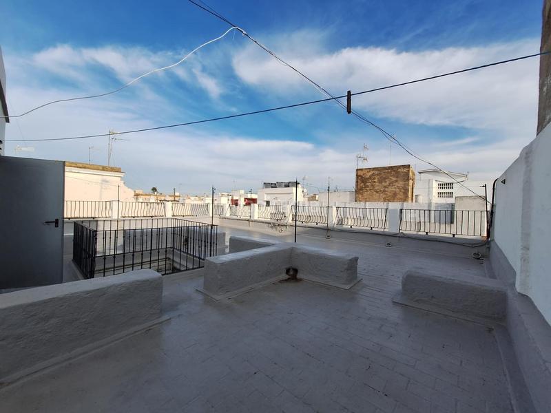 Foto a9172ea6-c39e-4432-ac2e-143b9103ae9d. Piso amplia y luminosa vivienda en centro de cadiz!!! en Cádiz